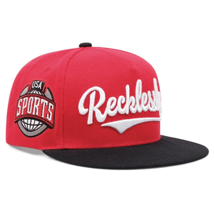 Gorra Snapback Bordada Reckless & USA Sports - Sombrero de Streetwear Rojo con Ribete, Poliéster Ligero, Diseño Deportivo Casual para Actividades al Aire Libre