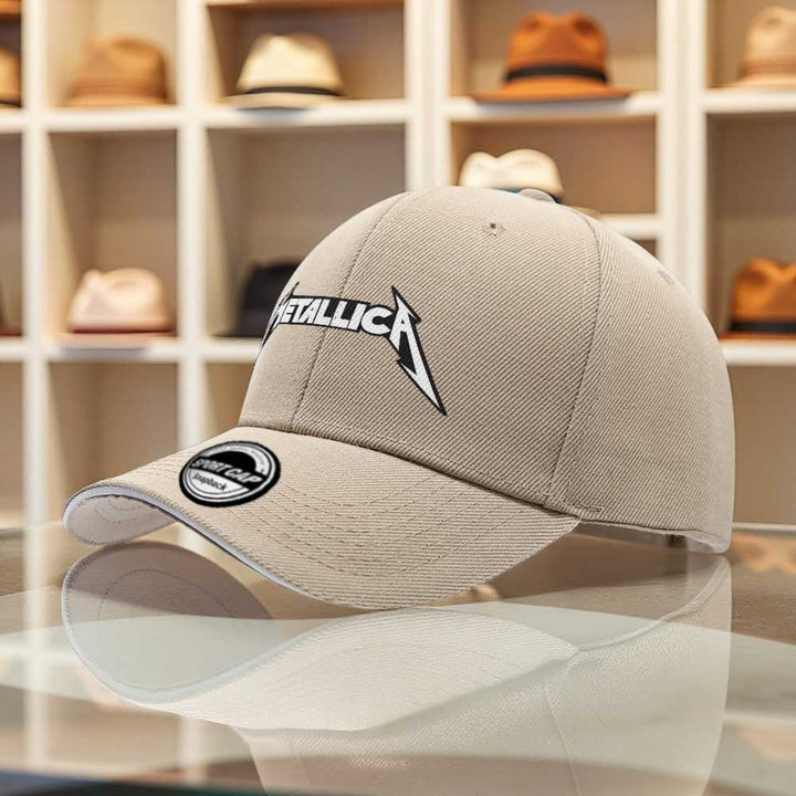 1 gorra de béisbol oficial con logo  - Ajustable Snapback, ligera y unísexo para hombres & mujeres. Regalo ideal fanáticos musicales; uso casual o al aire libre cómoda en todas las estaciones. ¡Lavado máquina! ( letras blancas)