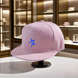 1 gorra ajustable Snapback con estrella azul - Poliéster ligero, blanca con logo de estrella azul, visera ancha y curva, lavable en máquina para uso casual, regreso al colegio, graduación o atuendo casual (). Accesorio elegante