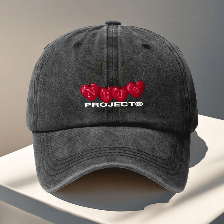 Gorra de béisbol ajustable del proyecto Nude - Ligera, lavable a mano, cierre de snapback, negra con diseño de texto rojo cereza y blanco, perfecta para viajes al aire libre y Halloween, accesorios de Halloween | Diseño juguetón | Gorra ligera