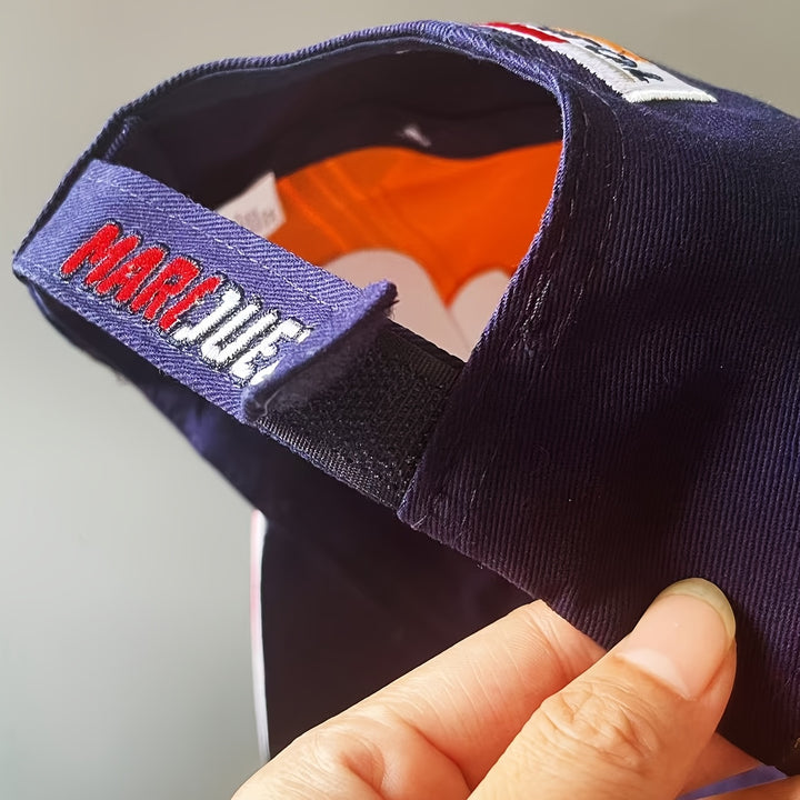 Gorra de béisbol bordada 93 + llavero, patrón de bordado 3D de alta calidad para autos, motocicletas, sombreros de viaje con ajuste regulable, adecuado para equipos al aire libre y mochilas decorativas unisex