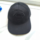 1 Gorra de béisbol de Superman de la Liga de la Justicia de Warner - con logo dorado 'S', ligera, parte trasera de malla transpirable, ajuste ajustable, cierre con cordón, perfecta para deportes al aire libre
