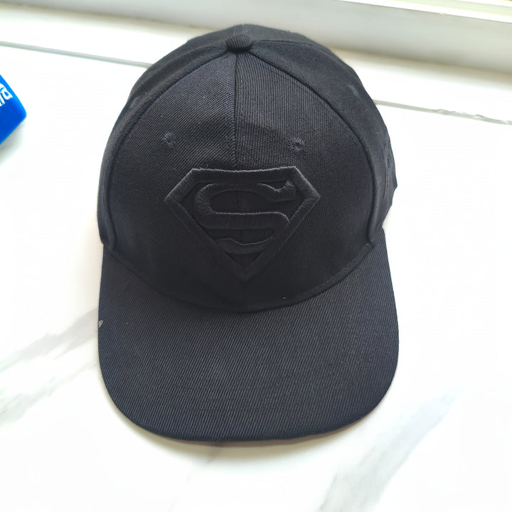 1 Gorra de béisbol de Superman de la Liga de la Justicia de Warner - con logo dorado 'S', ligera, parte trasera de malla transpirable, ajuste ajustable, cierre con cordón, perfecta para deportes al aire libre