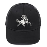 Un solo paquete (caja) de gorra de malla negra bordada con caballo de trote rápido, con un diseño de bordado creativo de caballo valiente, gorra de camionero, gorra de béisbol informal deportiva al aire libre, transpirable, ligera, sombrero de calidad aju