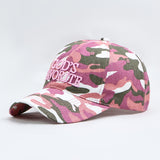 Una gorra de béisbol con un patrón de camuflaje biónico de ramas y bordado de letras, ajustable para protección solar, adecuada para deportes, viajes y uso diario.