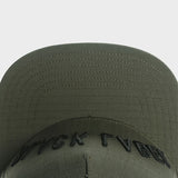 Gorra de Béisbol Unisex para Adultos en Verde Militar Oliva - Ajustable con Letras NEGRAS, Sombrero Ancho al Sol Ideal & Ciclismo, Senderísmo y Uso Casual - Gorro Duradero Para Exteriores (Talla Única)