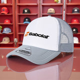 1 gorra de béisbol con logo Babolat - Gorra deportiva ligera tipo camionero con respaldo en malla, panel frontal blanco y visera negra, para todas las estaciones: actividades al aire libre como , skateboarding o pesca. Diseño unisex ideal tanto para hombr