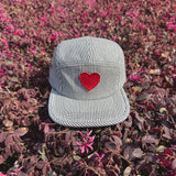 Gorra de Béisbol de Cinco Paneles con Parche de Amor para Parejas, Estilo Callejero Fresco y Blanco Azul Rayado, Versátil y Moderna, Ideal para Fiestas al Aire Libre o Deportes - Regalo Perfecto para Amigos