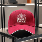 Una gorra de béisbol impresa unisex de Gas Monkey Garage, con una visera de estilo sándwich y diseño ajustable. Esta gorra de padre ligera muestra un patrón de mono de dibujos animados, una visera curva y un logotipo blanco y negro, lo que la convierte en