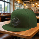 La gorra plana clásica Virago XV535 está diseñada para la moda urbana hip-hop, ideal para un look casual para todos. Atrae a los amantes de la moda que aprecian el estilo callejero durante todo el año. Gorra plana sin visera, gorra plana Ice, súper cute y