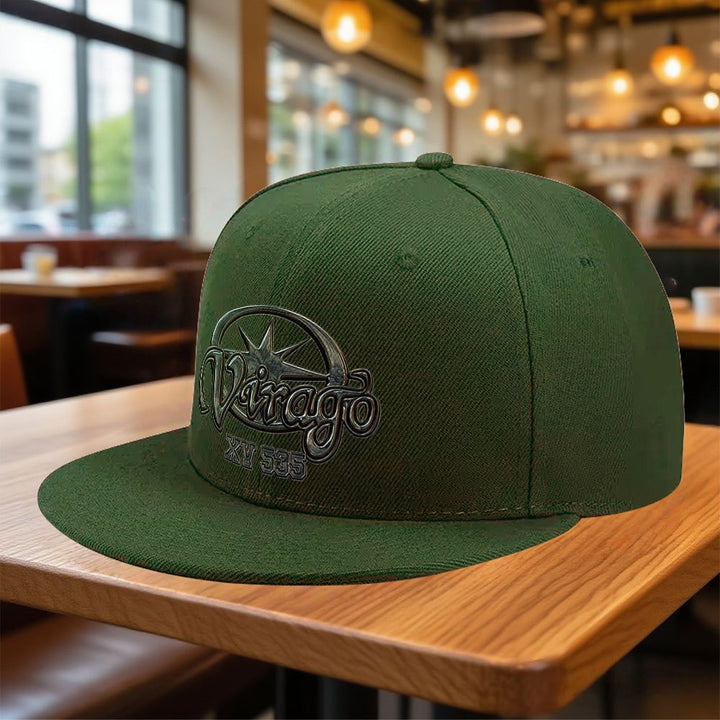 La gorra plana clásica Virago XV535 está diseñada para la moda urbana hip-hop, ideal para un look casual para todos. Atrae a los amantes de la moda que aprecian el estilo callejero durante todo el año. Gorra plana sin visera, gorra plana Ice, súper cute y