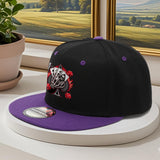 Una gorra de béisbol de verano para hombre con diseño de esqueleto sosteniendo cuatro espadas y un gotero en un estilo de dos tonos, adecuada para hombres y mujeres, con hebilla ajustable.