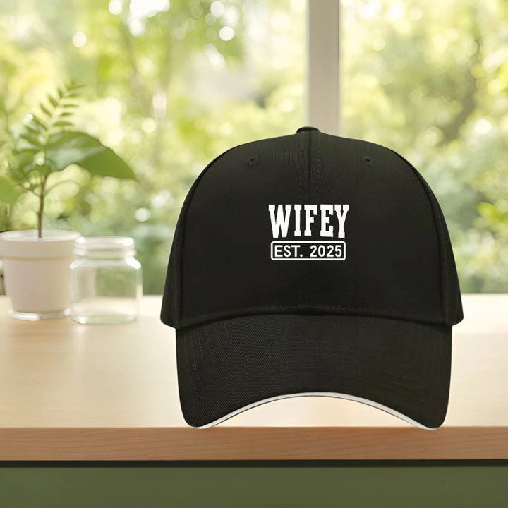 Gorra de béisbol unisex ajustable con estampado Wifey EST 2025 - Ligera y transpirable, visera curva y ala en contraste, gorro casual y deportivo para exteriores para todas las estaciones para hombres y mujeres, regalo perfecto para vacaciones, cumpleaños