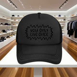 1pc Gorra de Béisbol Unisex Ajustable YOLO (Solo Se Vive Una Vez) - Roja con Logo /Amarillo, Visera Blanca y Visera Curva - Gorra Casual Ligera para Hombres y Mujeres, Fiestas, Cumpleaños, Atuendo Casual - Regalo con Eslogan YOLO