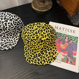 Gorra de béisbol ajustable para mujer con estampado de leopardo 2025, ligera, estilo retro urbano, ala plana, opciones en negro/blanco/amarillo, accesorio de moda para looks casuales y diarios, fabricada en tela