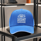 Una gorra de béisbol impresa unisex de Gas Monkey Garage, con una visera de estilo sándwich y diseño ajustable. Esta gorra de padre ligera muestra un patrón de mono de dibujos animados, una visera curva y un logotipo blanco y negro, lo que la convierte en