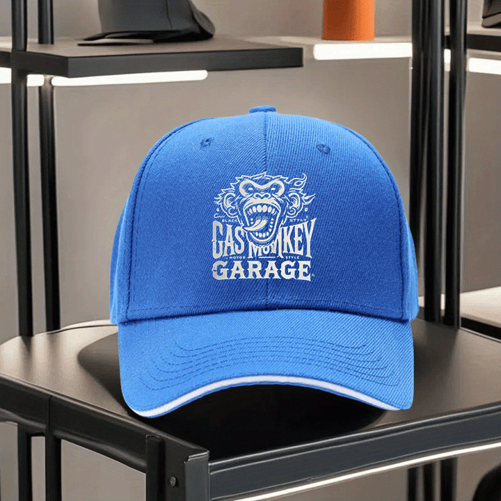 Una gorra de béisbol impresa unisex de Gas Monkey Garage, con una visera de estilo sándwich y diseño ajustable. Esta gorra de padre ligera muestra un patrón de mono de dibujos animados, una visera curva y un logotipo blanco y negro, lo que la convierte en