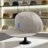 1 gorra ajustable Snapback con estrella azul - Poliéster ligero, blanca con logo de estrella azul, visera ancha y curva, lavable en máquina para uso casual, regreso al colegio, graduación o atuendo casual (). Accesorio elegante