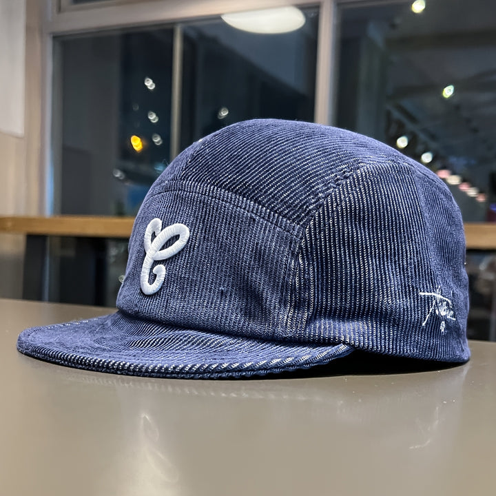 Un par de gorras de béisbol de visera suave con letras, diseñadas tanto para hombres como para mujeres. Presentan un nuevo estilo de otoño e invierno inspirado en Corea, que combina elementos retro casuales con influencias de la moda coreana y japon
