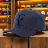 Gorra Trucker para Hombre con Estampado de Logo RF - Gorra Deportiva Negra en Contraste Blanco y Letras Rojas, Ligera y Ajuste Estructurado Ideal para Tenis, Baloncesto, Skateboarding, Hip Hop & Actividades al Aire Libre Casuales - Lavable a Máquina, Perf