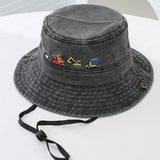 Sombrero de ala ancha con estampado de coches para niños, con correa ajustable, ligero, impermeable y protección solar para todas las estaciones. Ideal para actividades al aire libre y celebraciones de vacaciones. Diseño estampado, sombrero ligero.
