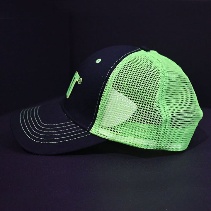 Gorra de béisbol ligera para hombre con letras bordadas en malla - Espalda de malla transpirable, cierre ajustable con cierre de clic, negro con detalles blancos y rojos, ideal para actividades al aire libre, accesorios informales para la cabeza | Accesor