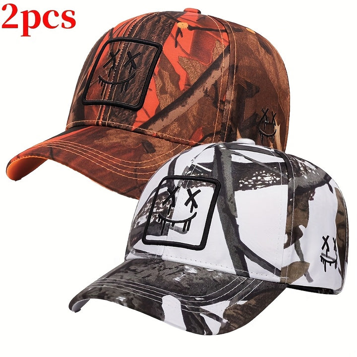 Una colección de gorras de béisbol para caza al aire libre con diseños de camuflaje y parches de emoticonos, con dos estilos únicos de gorra, perfectas como regalo para hombres o mujeres.