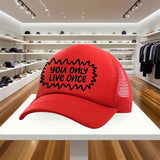1pc Gorra de Béisbol Unisex Ajustable YOLO (Solo Se Vive Una Vez) - Roja con Logo /Amarillo, Visera Blanca y Visera Curva - Gorra Casual Ligera para Hombres y Mujeres, Fiestas, Cumpleaños, Atuendo Casual - Regalo con Eslogan YOLO