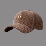 Gorra de Béisbol Marrón con Adorno 'P' para Hombres y Mujeres - Ajustable con Cierre, Letras, Ligera y Unisex para Uso Casual y Navidad, Diseño Elegante de Logo (Lavado a Mano/Limpieza en Seco) - Duradera para Fiestas y Atuendos Informales