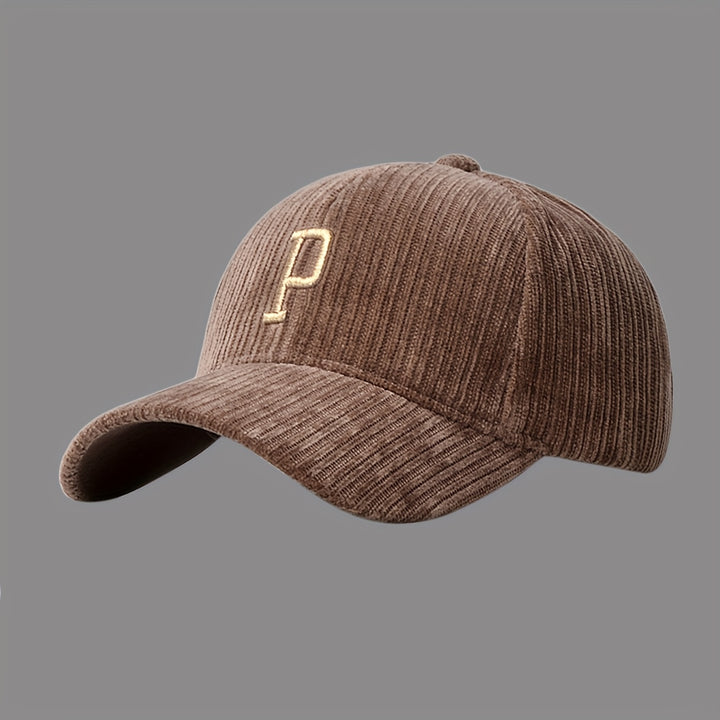 Gorra de Béisbol Marrón con Adorno 'P' para Hombres y Mujeres - Ajustable con Cierre, Letras, Ligera y Unisex para Uso Casual y Navidad, Diseño Elegante de Logo (Lavado a Mano/Limpieza en Seco) - Duradera para Fiestas y Atuendos Informales