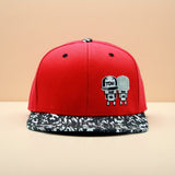 Gorra Snapback Roja para Hombre con Salpicadura Negra/Blanca y Bordado TOM - Gorra de Visera Ajustable, Ligera y de Moda Urbana para Uso Casual al Aire Libre, Accesorio de Tendencia para Todas las Estaciones