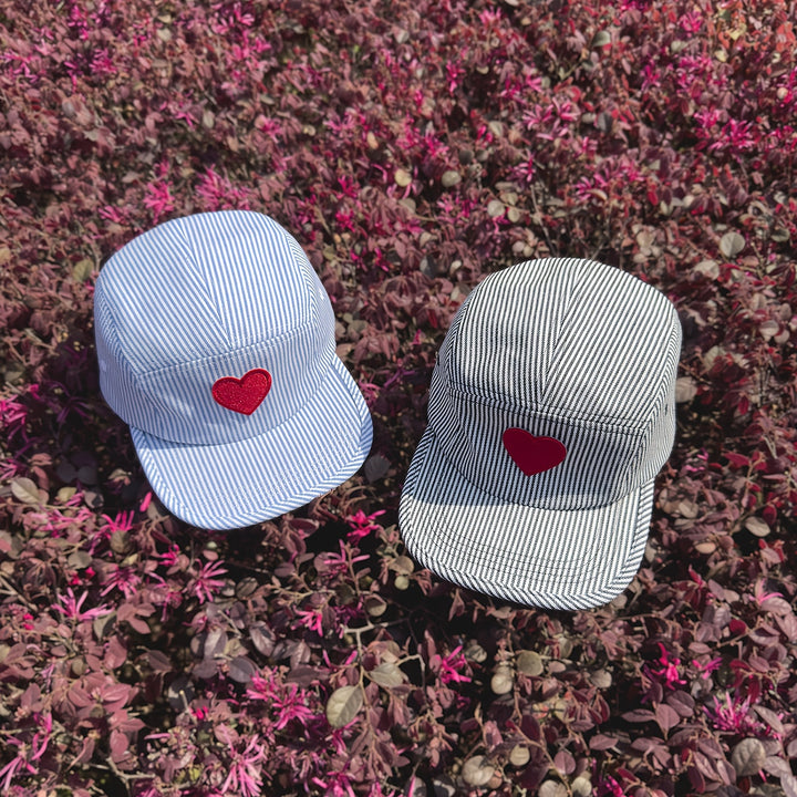 Gorra de Béisbol de Cinco Paneles con Parche de Amor para Parejas, Estilo Callejero Fresco y Blanco Azul Rayado, Versátil y Moderna, Ideal para Fiestas al Aire Libre o Deportes - Regalo Perfecto para Amigos