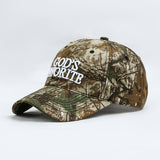 Una gorra de béisbol con un patrón de camuflaje biónico de ramas y bordado de letras, ajustable para protección solar, adecuada para deportes, viajes y uso diario.