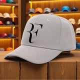 Gorra Trucker para Hombre con Estampado de Logo RF - Gorra Deportiva Negra en Contraste Blanco y Letras Rojas, Ligera y Ajuste Estructurado Ideal para Tenis, Baloncesto, Skateboarding, Hip Hop & Actividades al Aire Libre Casuales - Lavable a Máquina, Perf