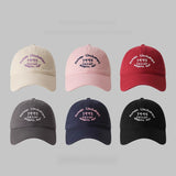 Gorra de Béisbol Estilo Coreano con Visera Ancha y Ajuste Profundo - Cierre Snap, Sombrero Unisex Transpirable para Hombres y Mujeres, Diseño Protector Todo Clima (Beige/Rojo//Rosa), Ideal para Navidad