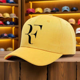 Gorra Trucker para Hombre con Estampado de Logo RF - Gorra Deportiva Negra en Contraste Blanco y Letras Rojas, Ligera y Ajuste Estructurado Ideal para Tenis, Baloncesto, Skateboarding, Hip Hop & Actividades al Aire Libre Casuales - Lavable a Máquina, Perf