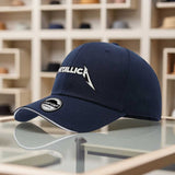 1 gorra de béisbol oficial con logo  - Ajustable Snapback, ligera y unísexo para hombres & mujeres. Regalo ideal fanáticos musicales; uso casual o al aire libre cómoda en todas las estaciones. ¡Lavado máquina! ( letras blancas)