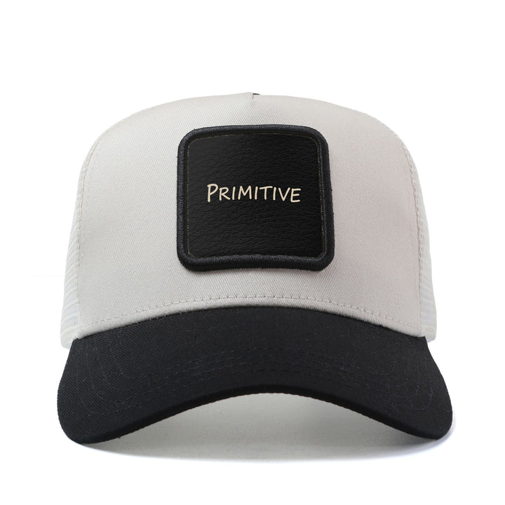 Gorra de Béisbol Ajustable para Hombres y Mujeres con Parte Trasera Transpirable, Gorro Trucker Blanco/ - Texto Dorado 'Primitivo', Diseño Ligero Unisex Ideal Para Pesca, Exteriores o Uso Casual. Talla Única (21.6-23.6 cm)