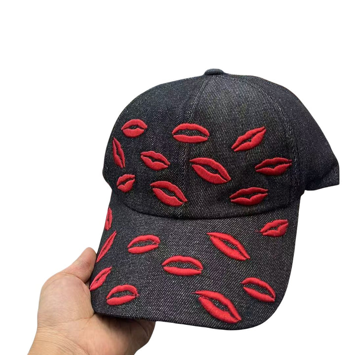 Gorra de béisbol Y2K para mujer de Lanostina - Gorra ajustable con bordado de labios rojos, diseño de contraste negro y blanco, plegable compacto para eventos diarios y formales, ropa de cabeza casual, ropa de cabeza de moda, ropa de cabeza duradera