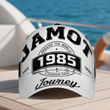 1 Gorra Snapback Ajustable Retro 1985 con Estampado 2D de Viaje - Diseño Nostálgico de los 80, Estampado Completo Vibrante, Poliéster Duradero para Deportes al Aire Libre, Running, Uso Casual y Fiestas Temáticas (Halloween/Navidad/Acción de Gracias) - Uni