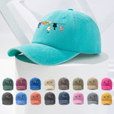 Tela. Adorable gorra de béisbol con temática felina, perfecta para la moda urbana, con un diseño divertido y vibrante adecuado para cualquier temporada.