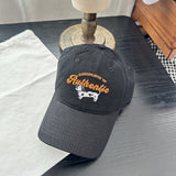 La autenticidad es un sueño para los amantes de los perros - Gorra de béisbol bordada para mujer con diseño de perro, protección solar, ajuste ajustable, material de algodón en beige, marrón, azul marino, rojo, negro, gorra casual | Diseño juguetón | Deta