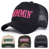 1-Pack Gorra de Béisbol Bordada para Mujer MOMMIN' con Panel Trasero de Malla, Cierre Ajustable Snapback, Diseño Transpirable UPF para Viajes al Aire Libre, Playa y Uso Casual - con Letras Rosadas, Accesorios Exteriores, Sombrero Duradero