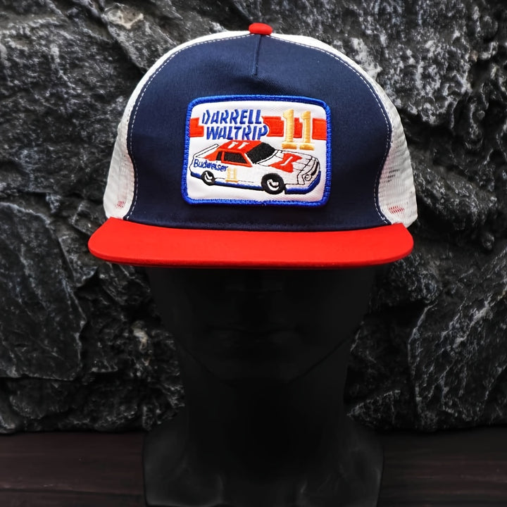 Gorra de Béisbol para Hombres con Número de Carrera 11 y Emblema Estilo Logo de Darrell Waltrip - Ajustable con Cierre, Paneles de Malla Blanca Transpirable y Diseño Icónico de Coche de Carreras #11 - Regalo de Motorsport para Fans