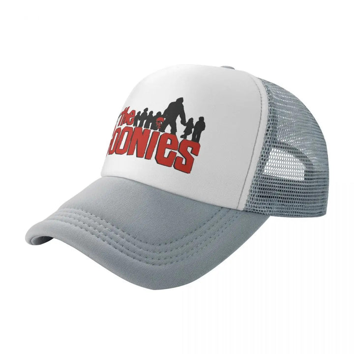 Gorra de Béisbol Ajustable con Logo y Personajes de The Goonies - Parte Trasera de Malla Transpirable, Panel Frontal Blanco con Siluetas Rojas, Gorra Deportiva Unisex Lavable a Máquina para Actividades al Aire Libre