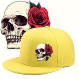 2D Plano - Un sombrero 2D plano con diseño de rosas y calaveras, con una borla lisa de color sólido, lo que lo convierte en una excelente opción de regalo para cualquier persona.