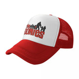 Gorra de Béisbol Ajustable con Logo y Personajes de The Goonies - Parte Trasera de Malla Transpirable, Panel Frontal Blanco con Siluetas Rojas, Gorra Deportiva Unisex Lavable a Máquina para Actividades al Aire Libre