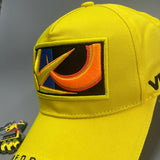 Gorra de béisbol bordada VR4 6 Diseño - Gorra de motocicleta amarilla con estrella y bandera, tejido ligero y transpirable, cierre ajustable con hebilla, incluye guantes de carreras y llavero para deportes de motocicleta y actividades al aire libre, eq...