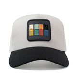 Gorra Ajustable Snapback para Hombres y Mujeres - Inspirada en Anime/Manga, Gorro de Surf con Ola Multicolor del Mar & Emblema Shaka Hand Gesture, Parte Trasera Transpirable, 6 Paneles Diseño Unisex (Blanco) Ideal Para Playa, Skate o Casual – Regalo