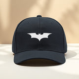 1 pieza de gorra de béisbol con diseño de murciélago WB - Gorra ajustable con cierre para hombres y mujeres, poliéster transpirable, negro con logo blanco DC, gorra de verano divertida, protección solar, ajuste perfecto, ideal para Navidad, 'S Day, Acción